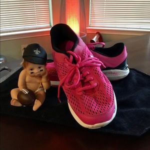 Women’s Fila shoes supporting breast cancer.